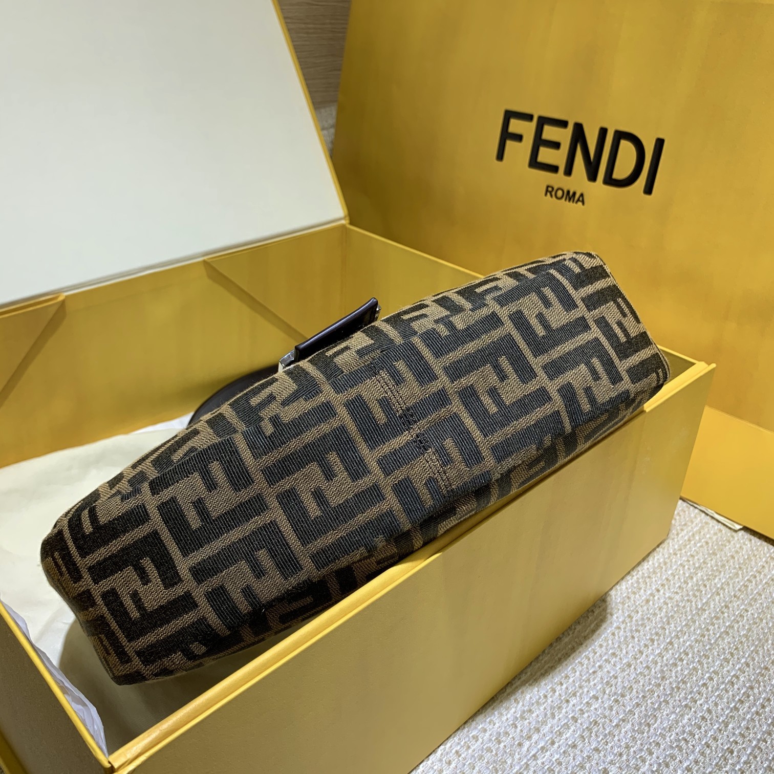 フェンディ「Fendi」 ヴィンテージ クレッセントバッグ