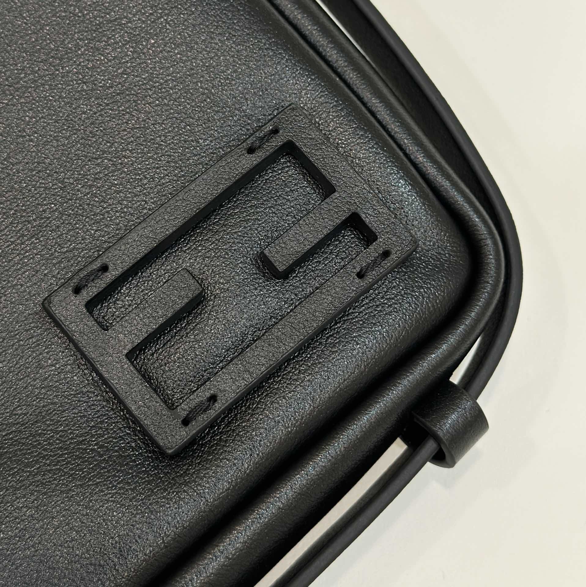 フェンディ「Fendi」Simy ショルダーバッグ