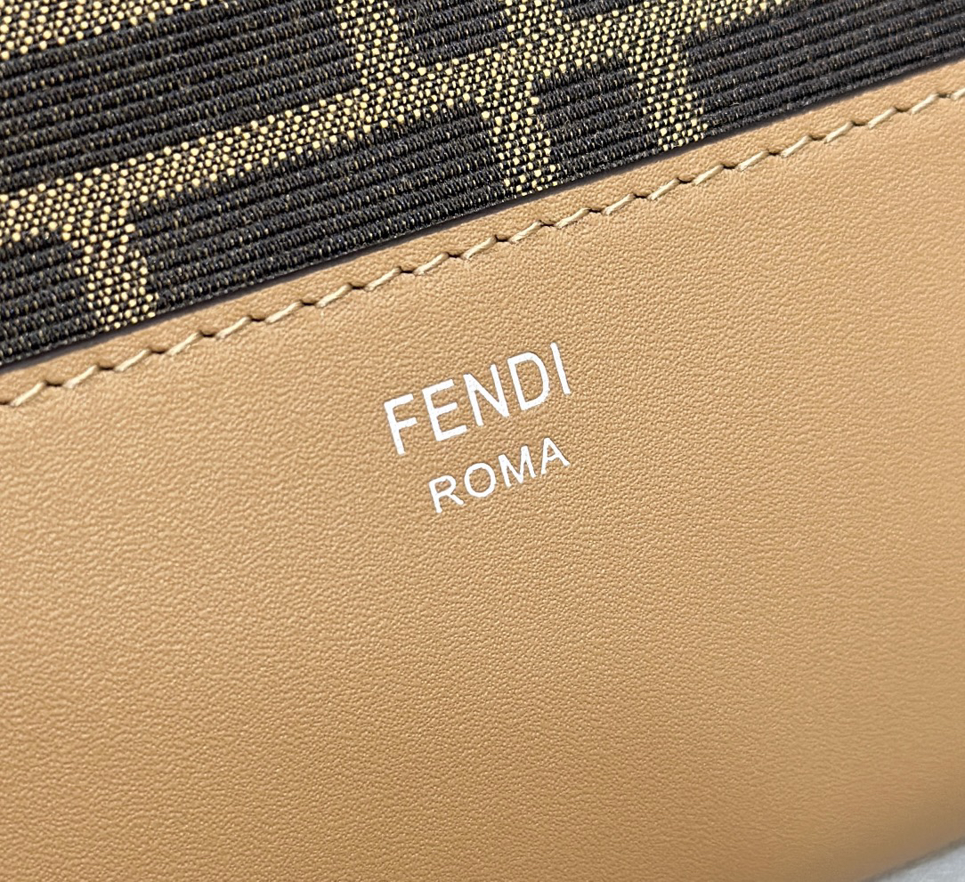 フェンディ「Fendi」Diagonal 薄型ジップクロージャー メッセンジャーバッグ