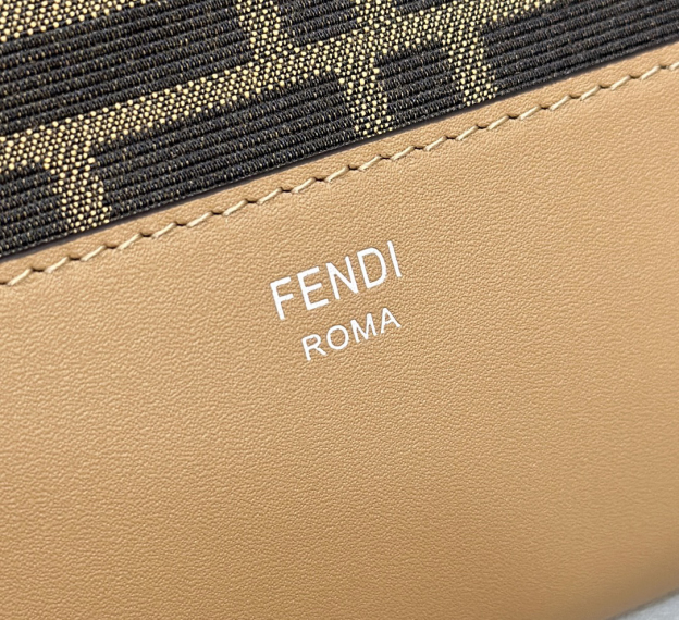 フェンディ「Fendi」Diagonal 薄型ジップクロージャー メッセンジャーバッグ