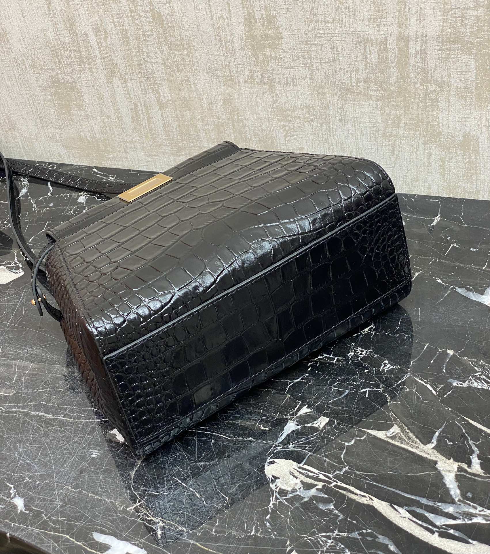 フェンディ「Fendi」Peekaboo Classic レザーーハンドバッグ