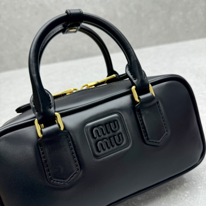 ミュウミュウ「Miu Miu」ソフティ パッド ボウリングバッグ ラムスキン