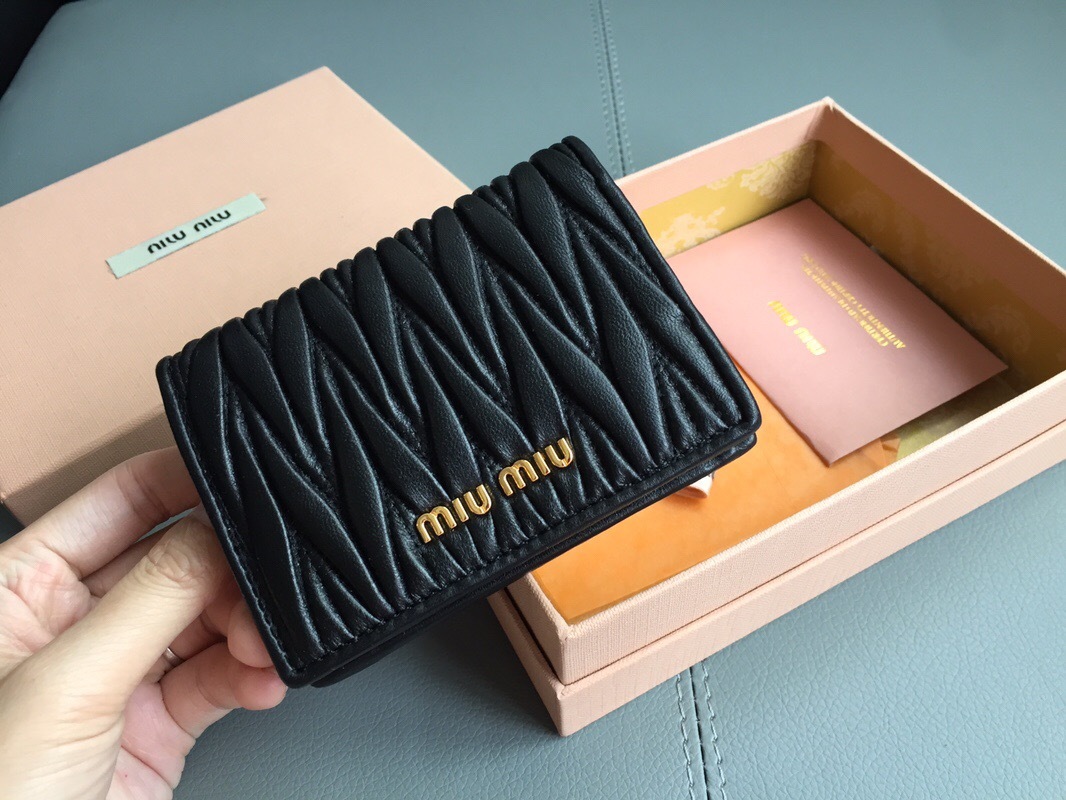 ミュウミュウ「Miu Miu」ポケット ウォレット コンパクト レザー