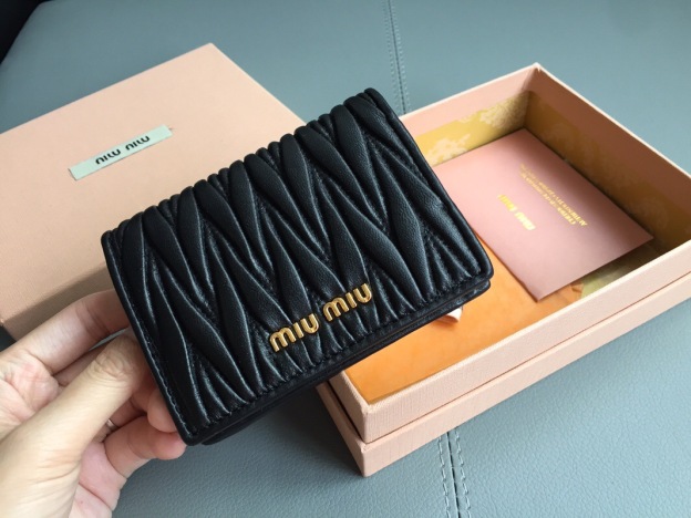 ミュウミュウ「Miu Miu」ポケット ウォレット コンパクト レザー