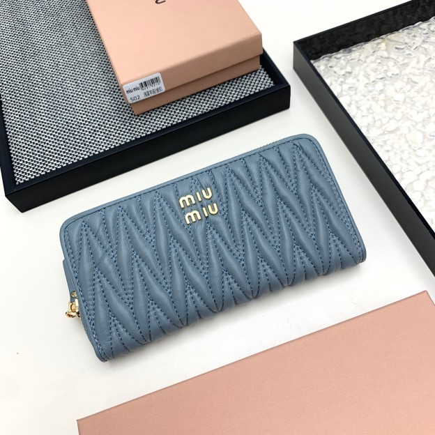 ミュウミュウ「Miu Miu」マトラッセ レザー ロングウォレット