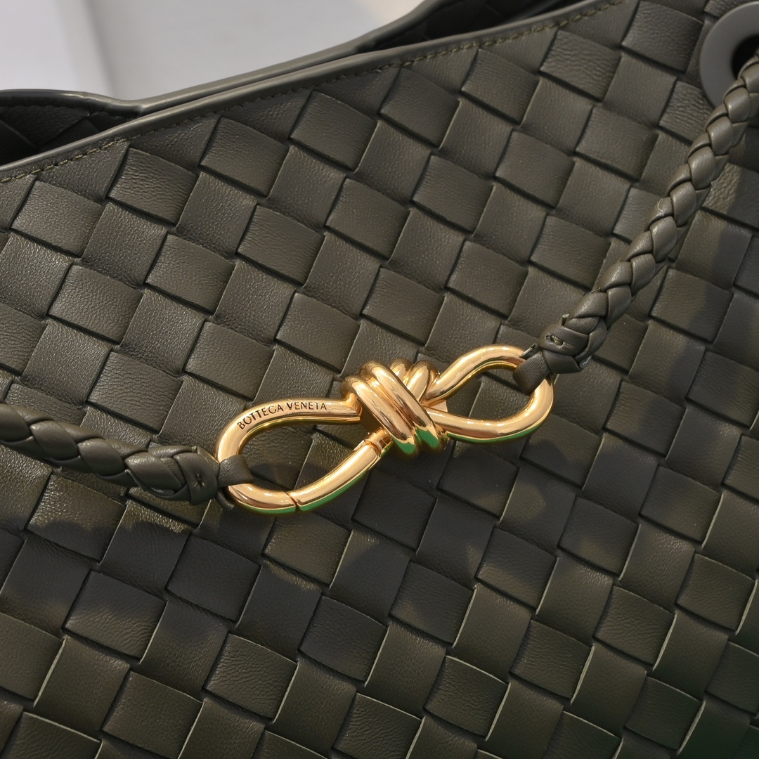 ボッテガ・ヴェネタ「Bottega Veneta」アンディアモ ショルダーバッグ ラムスキン