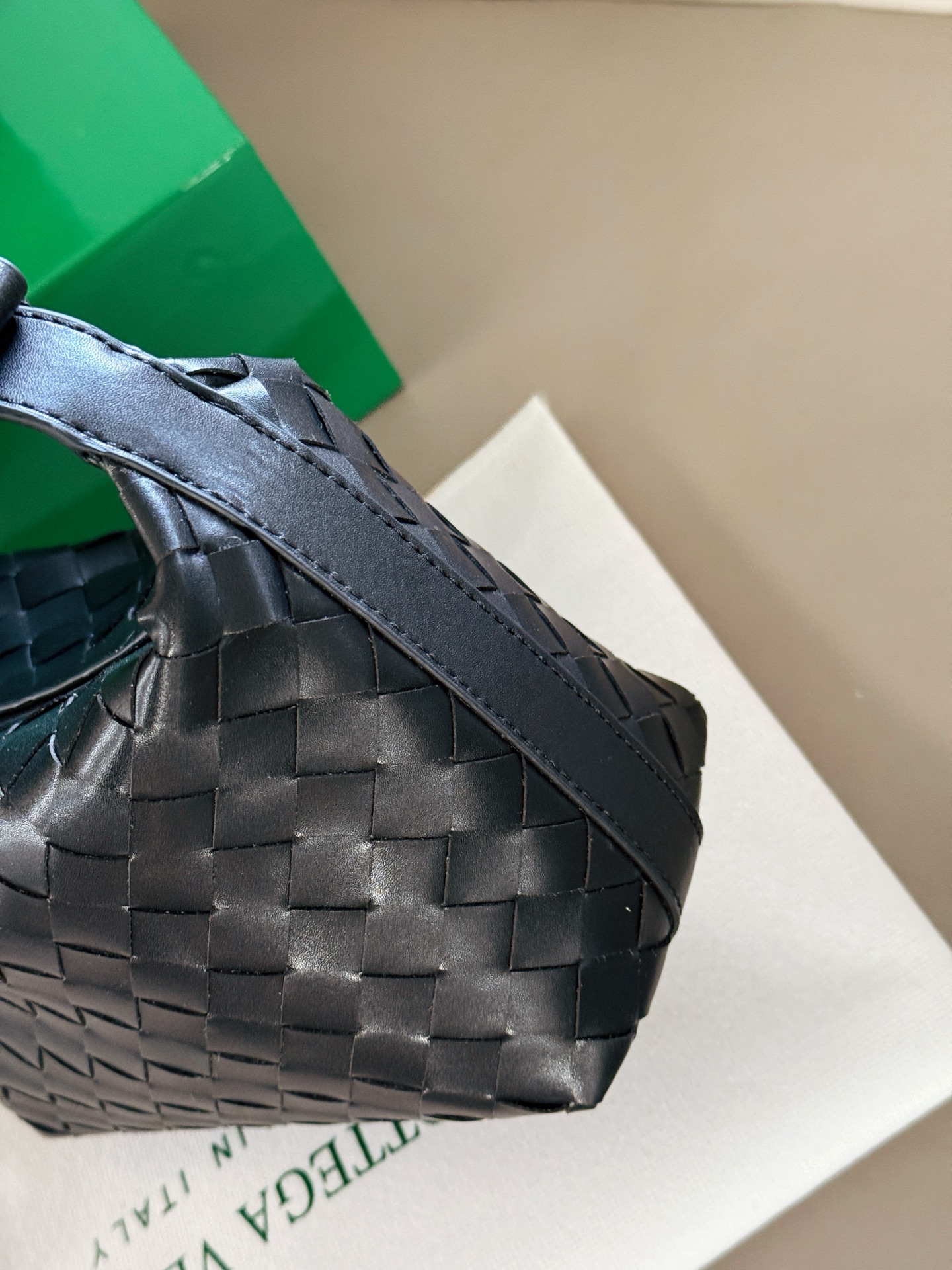 ボッテガ・ヴェネタ「Bottega Veneta」ウォレス レザー ショルダーバッグ