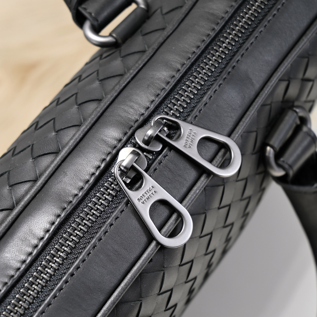 ボッテガ・ヴェネタ「Bottega Veneta」イントレチャート ブリーフケース メンズ ワックスドカルフレザー