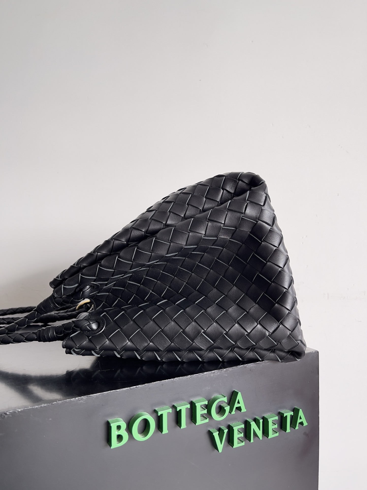 ボッテガ・ヴェネタ「Bottega Veneta」Andiamo Parachute レザーショルダーバッグ