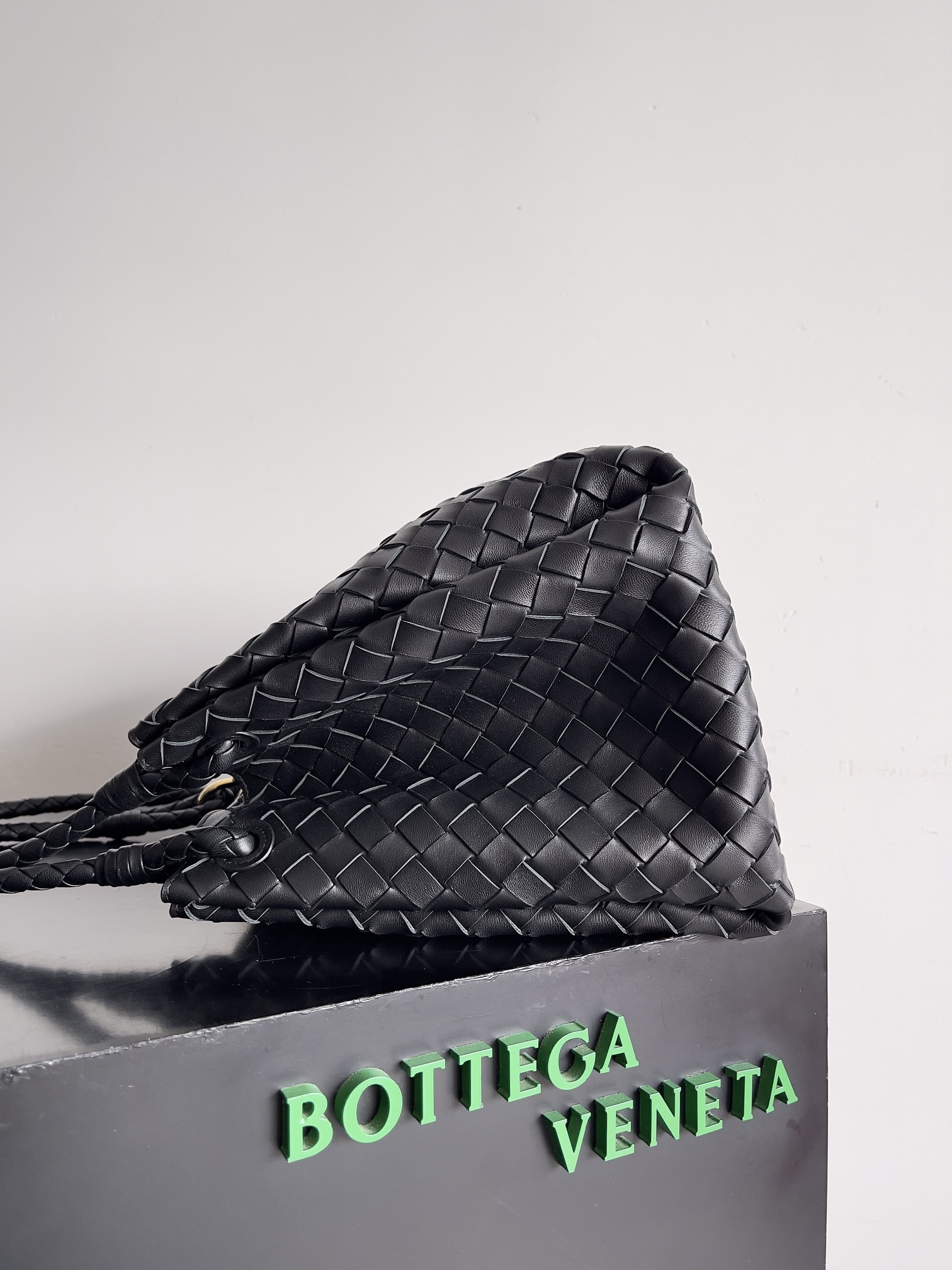 ボッテガ・ヴェネタ「Bottega Veneta」Andiamo Parachute レザーショルダーバッグ