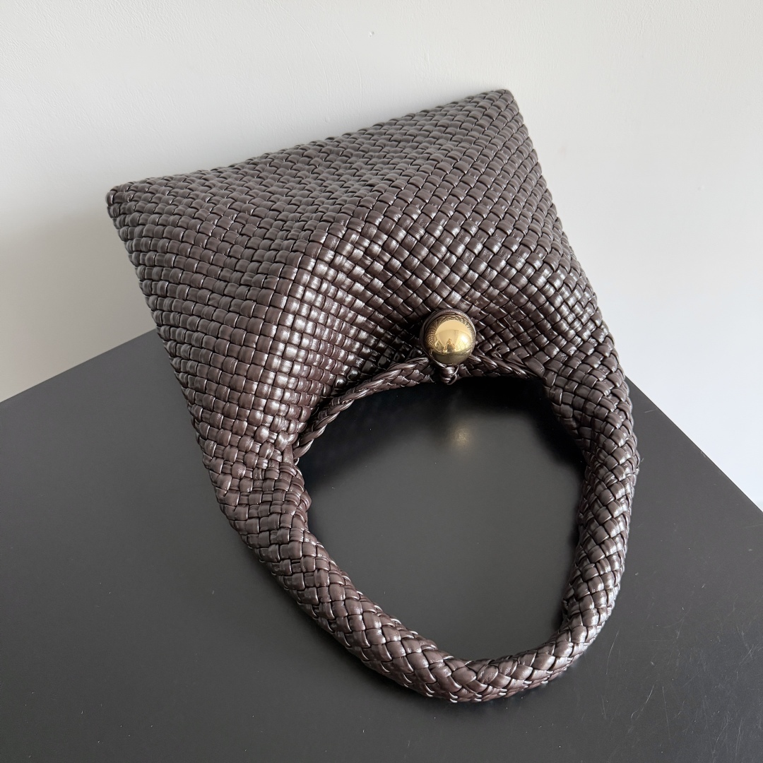 ボッテガ・ヴェネタ「Bottega Veneta」イントレチャート レザー ショルダーバッグ