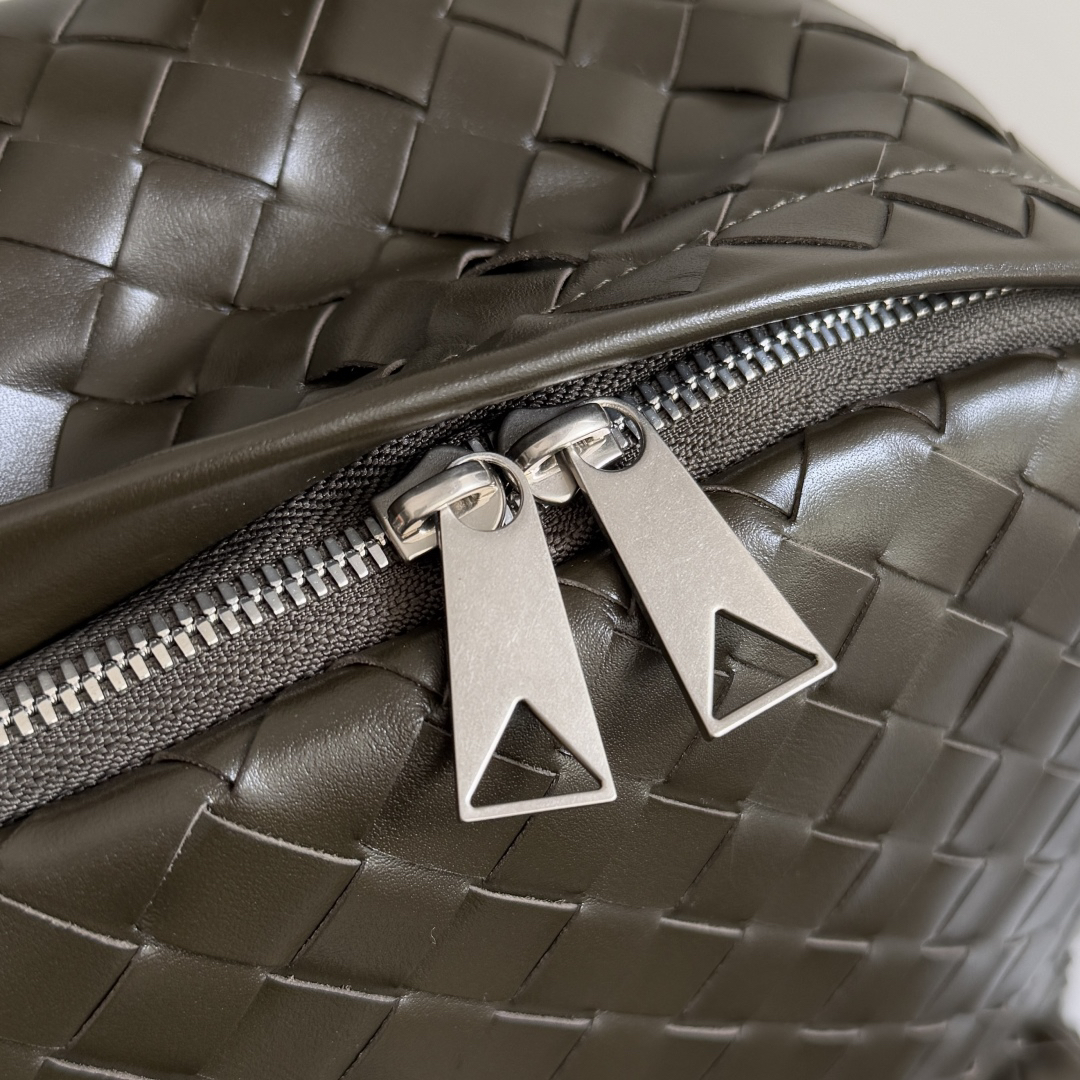 ボッテガ・ヴェネタ「Bottega Veneta」イントレチャート レザー バックパック