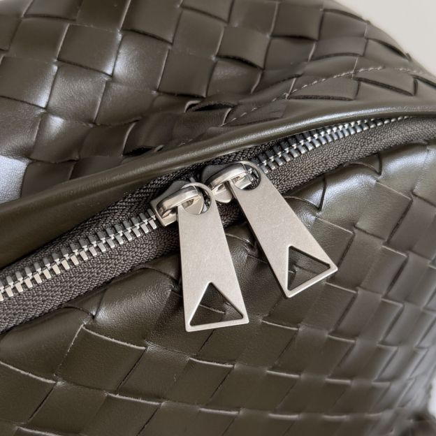 ボッテガ・ヴェネタ「Bottega Veneta」イントレチャート レザー バックパック