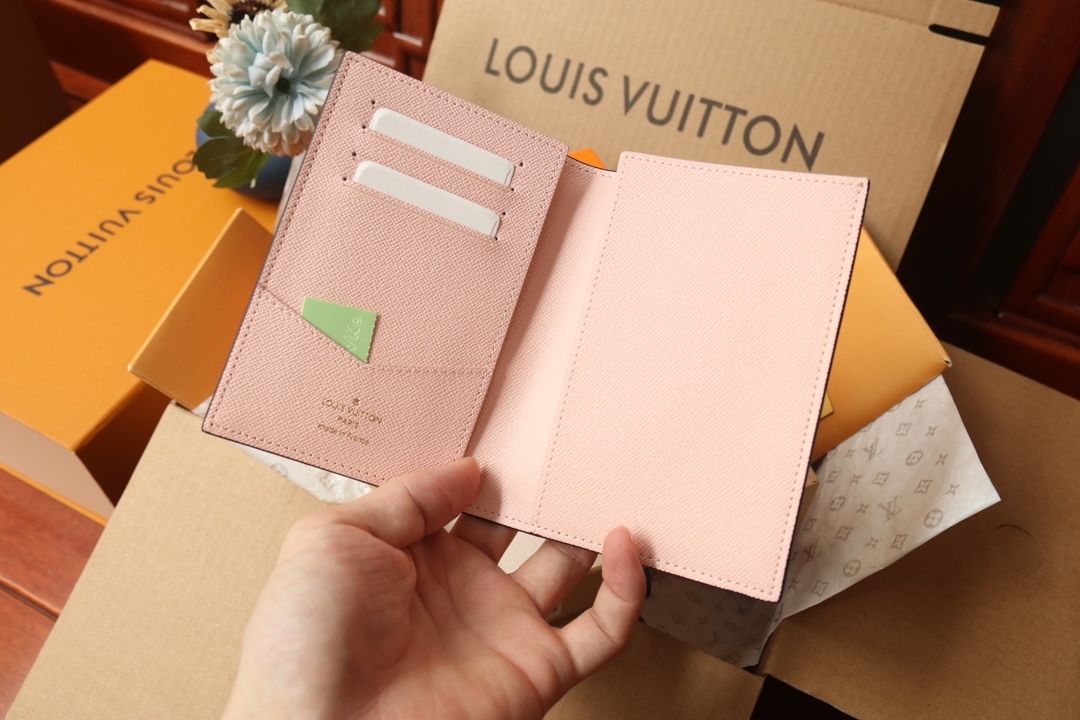 ルイ・ヴィトン「Louis Vuitton」 Vivienne Snow Show パスポートカバー