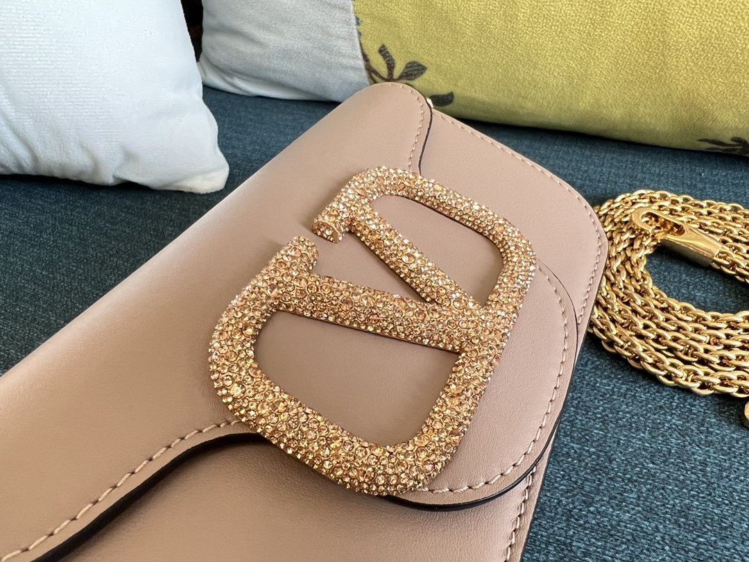 ヴァレンティノ「Valentino」 GARAVANI MINI LOCÒ チェーンバッグ