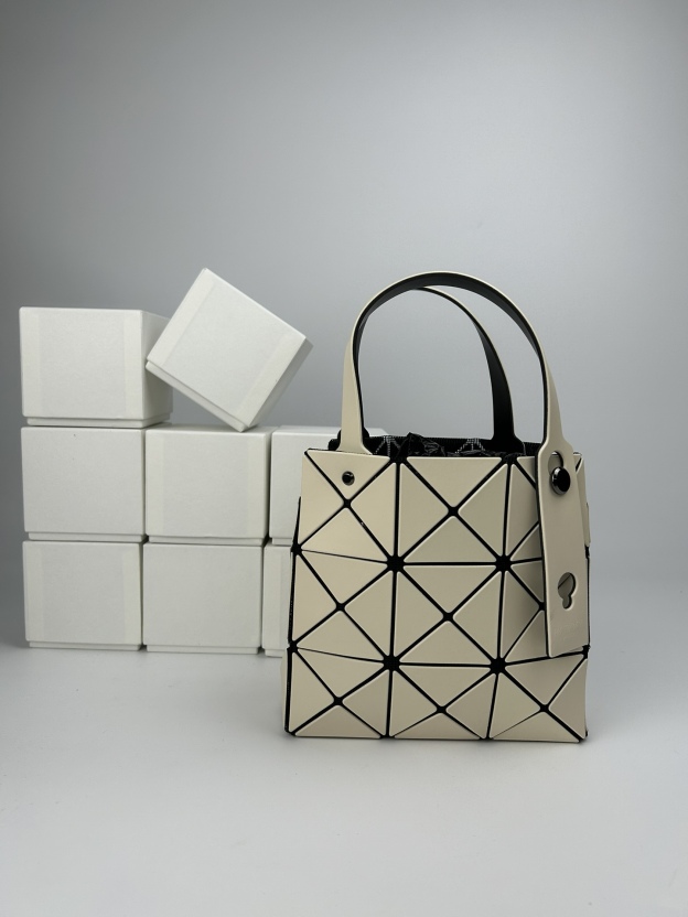 イッセイ・ミヤケ「Issey Miyake」CARAT ジオメトリックボックスバッグ