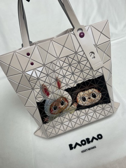 「コラボモデル」イッセイミヤケ × LABUBU ルーセントトートバッグ