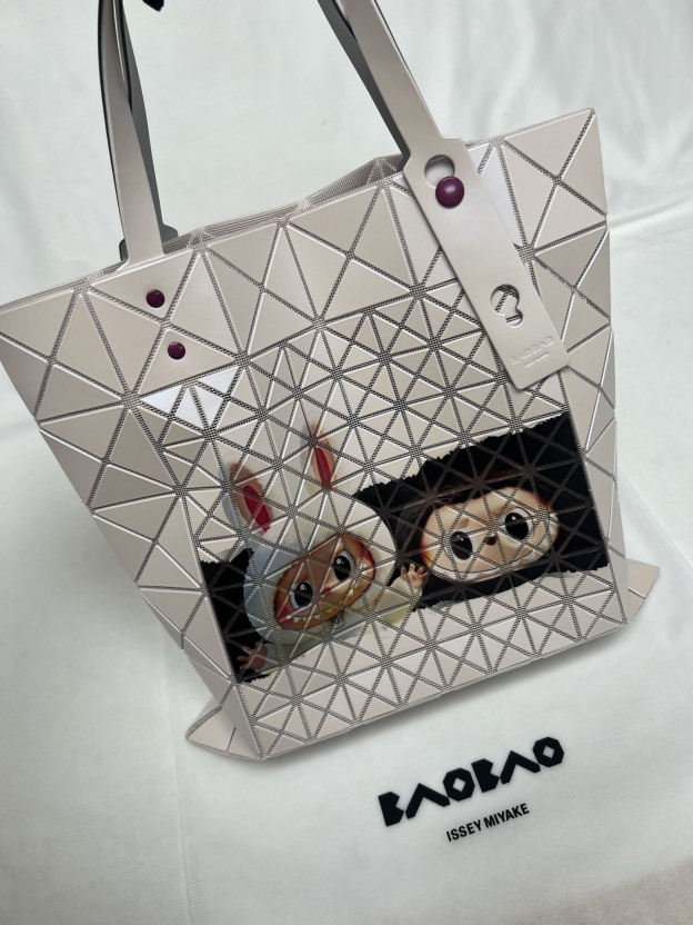 「コラボモデル」イッセイミヤケ × LABUBU ルーセントトートバッグ