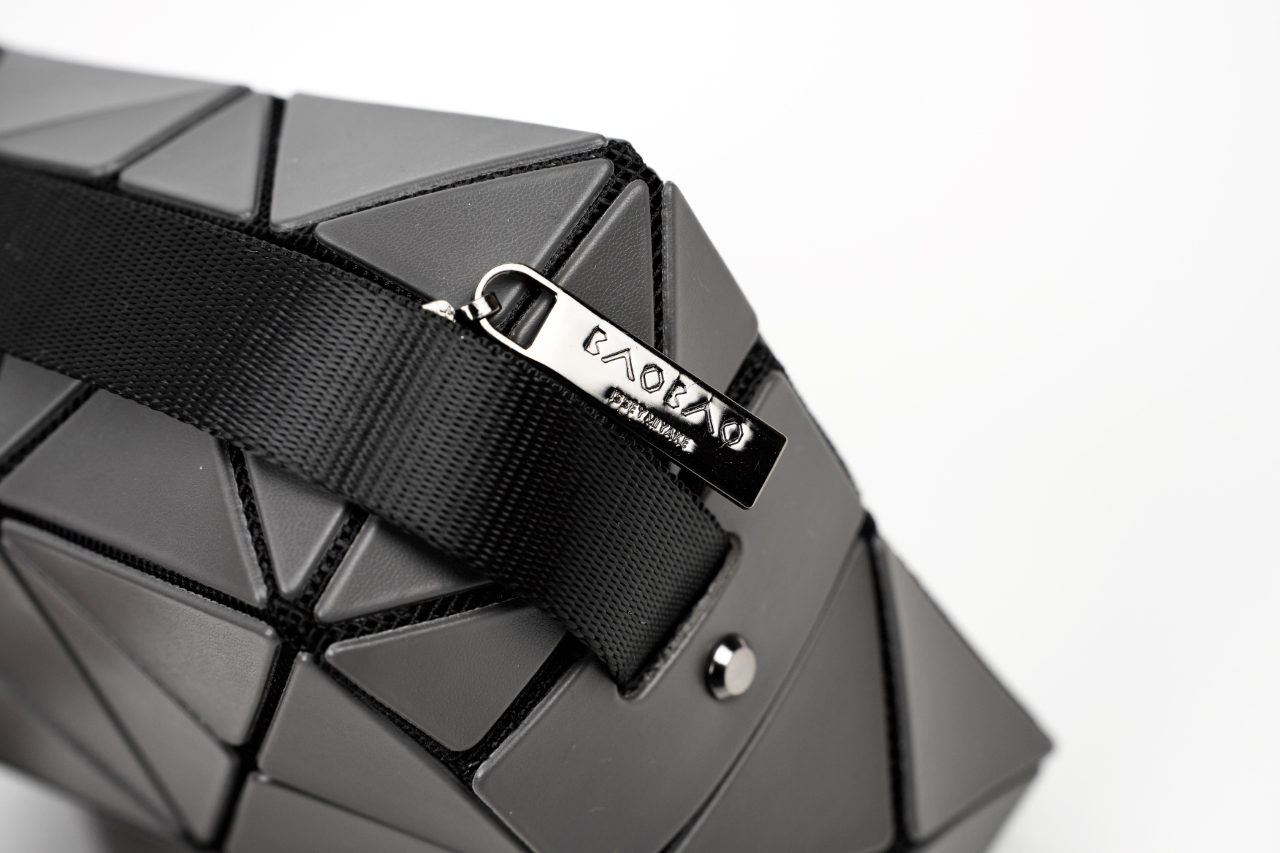 イッセイ・ミヤケ「Issey Miyake」プレッソ チャコールグレーショルダーバッグ