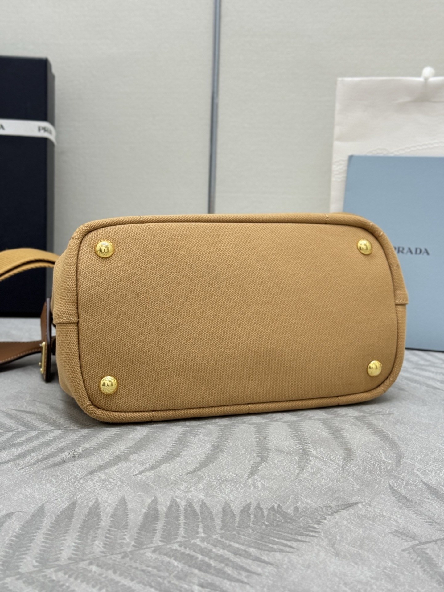 プラダ「Prada」ショルダーバッグ