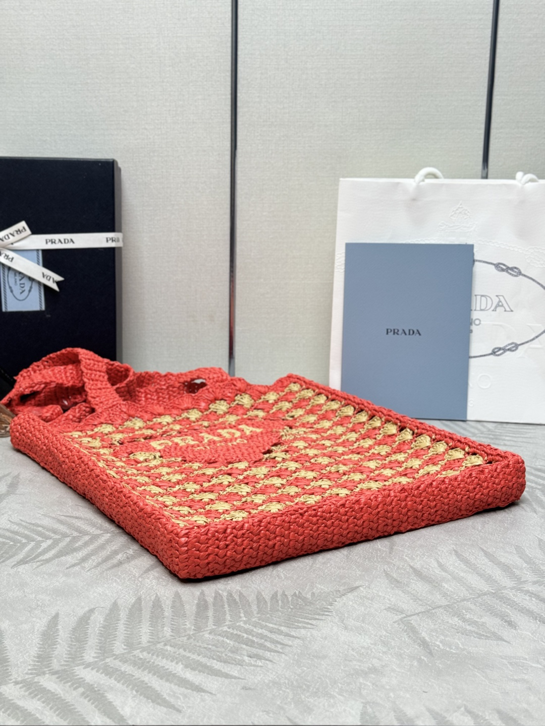 プラダ「Prada」クロシェ＆レザートートバッグ