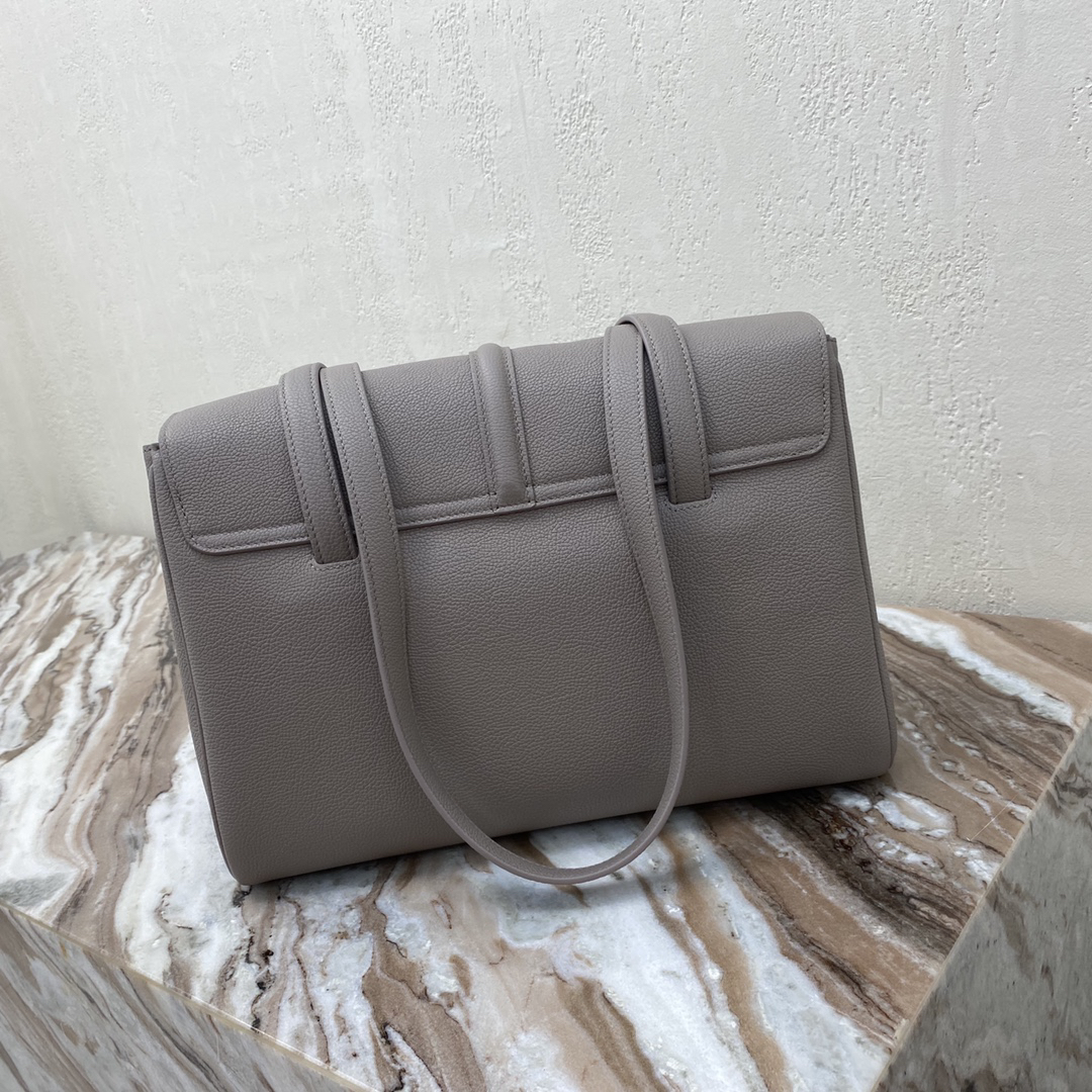 セリーヌ「Celine」SOFT 16 レザー ショルダーバッグ