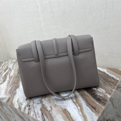 セリーヌ「Celine」SOFT 16 レザー ショルダーバッグ