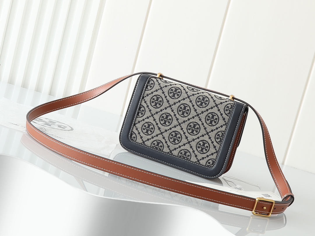 セリーヌ「Celine」ELEANOR モノグラム レザー ショルダーバッグ