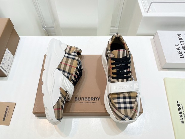 バーバリー［Burberry］スニーカーCheck-Trimmed革