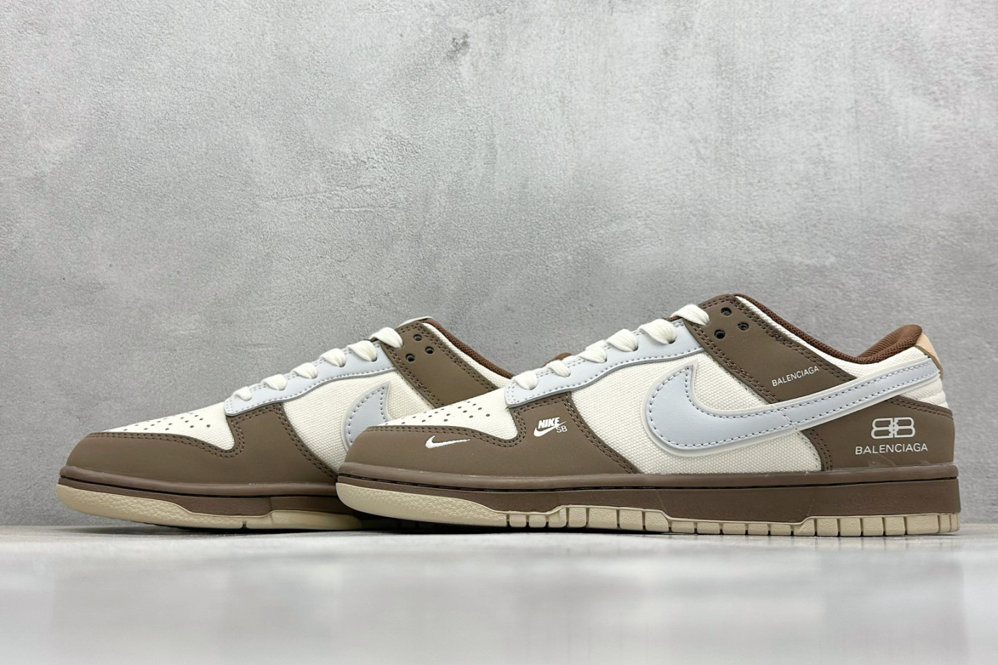 「コラボモデル」Balenciaga x NikeSB Dunk Low "White/Brown/Grey Mini Swoosh" スケートシューズ