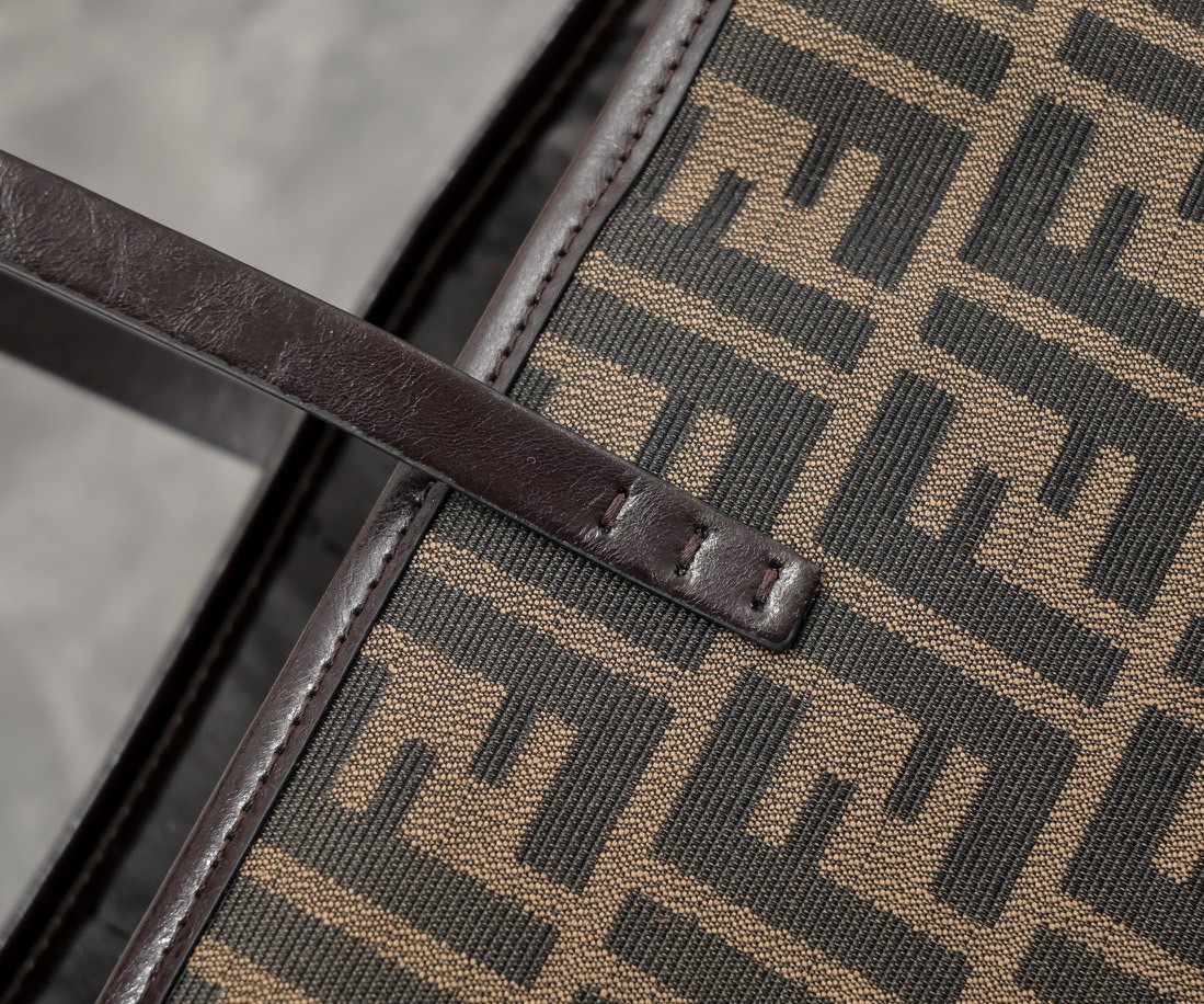 フェンディ「Fendi」ロゴ ラージトートバッグ