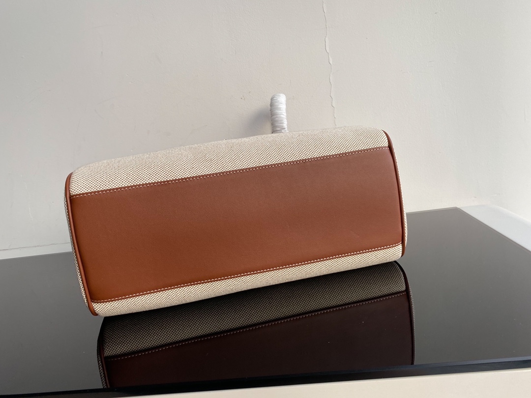 セリーヌ「Celine」SOFT 16 レザー ショルダーバッグ