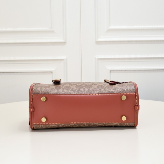 コーチ「Coach」SWING ZIP ショルダーバッグ シルエット