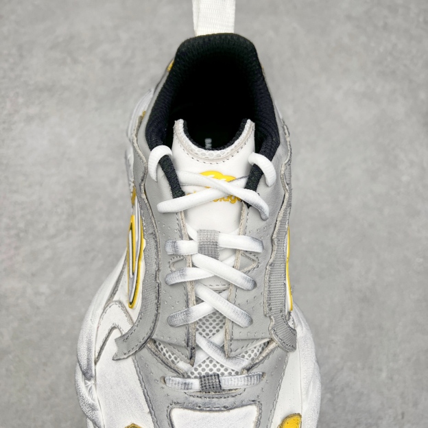 バレンシアガ「Balenciaga」ラウンドつま先のプラットフォームスニーカー