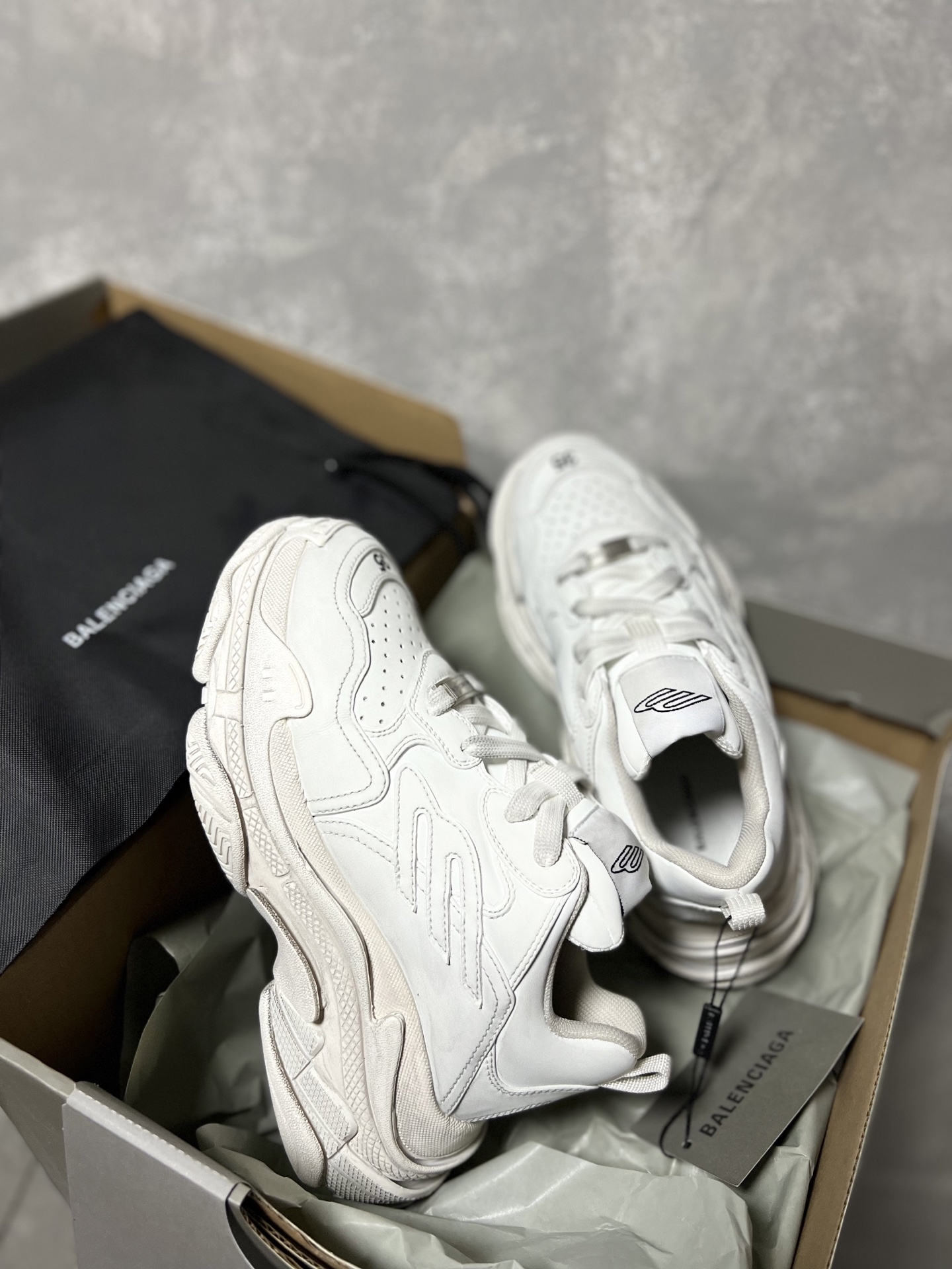 バレンシアガ「Balenciaga」ラウンドつま先のプラットフォームスニーカー