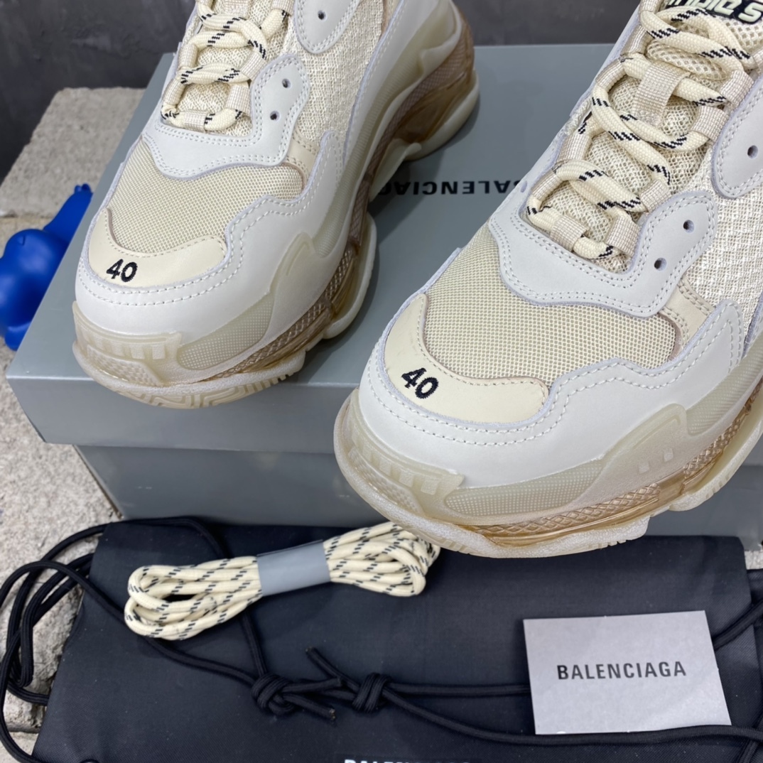 バレンシアガ「Balenciaga」トリプルSスニーカー