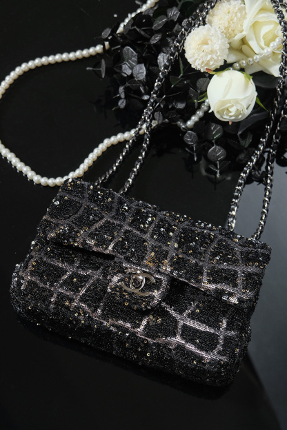 シャネル「Chanel」25P ブレイジングラメ — 爆発的な輝きで魅せる高密度ラメの圧倒的グラマー