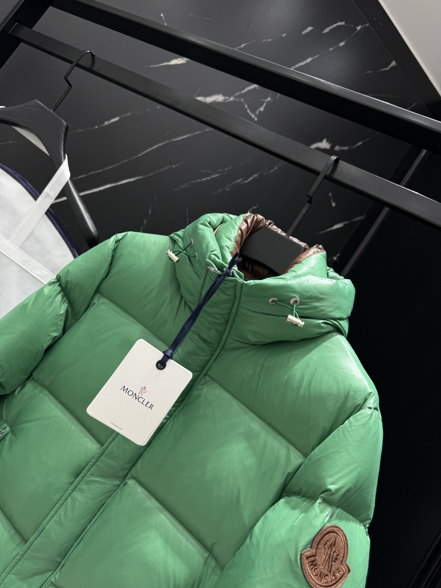 モンクレール「Moncler」フード付きダウンジャケット