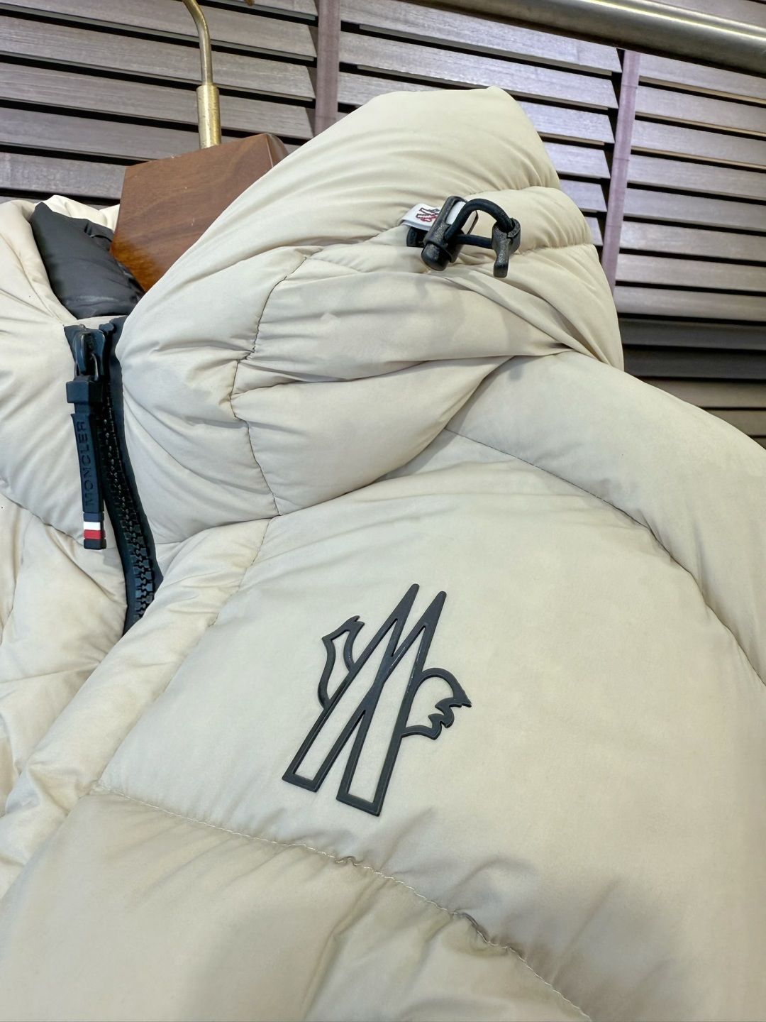 モンクレール「Moncler」フード付きスタンドカラーダウンジャケット