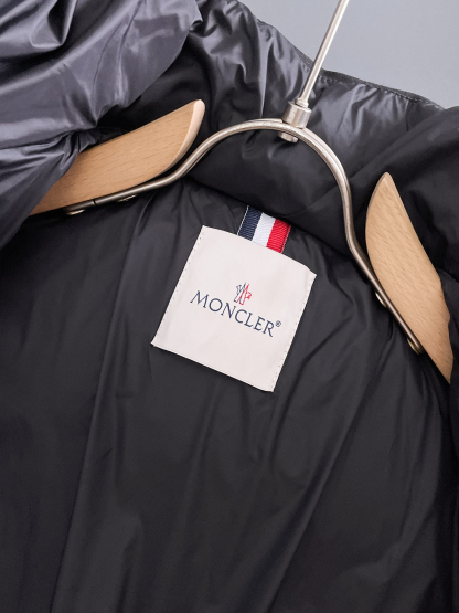 モンクレール「Moncler」スタンドカラー ダウンジャケット