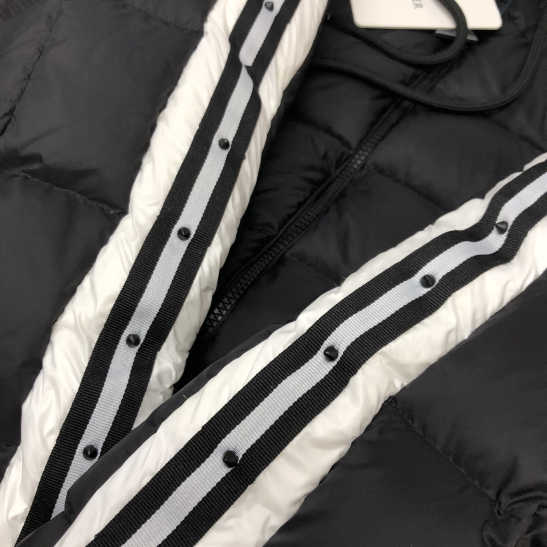 モンクレール「Moncler」 ダウンジャケット