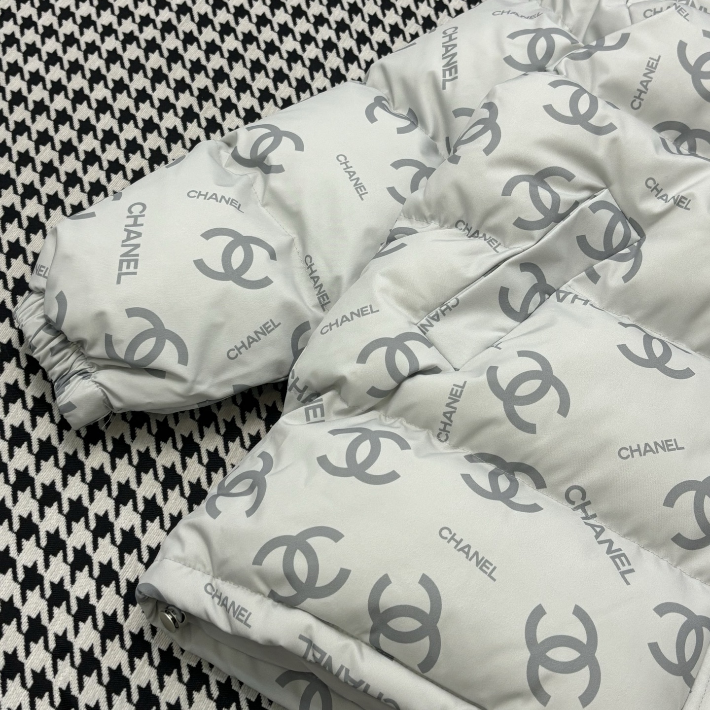 シャネル「Chanel」スタンドカラー モノグラム キルトド ジャケット