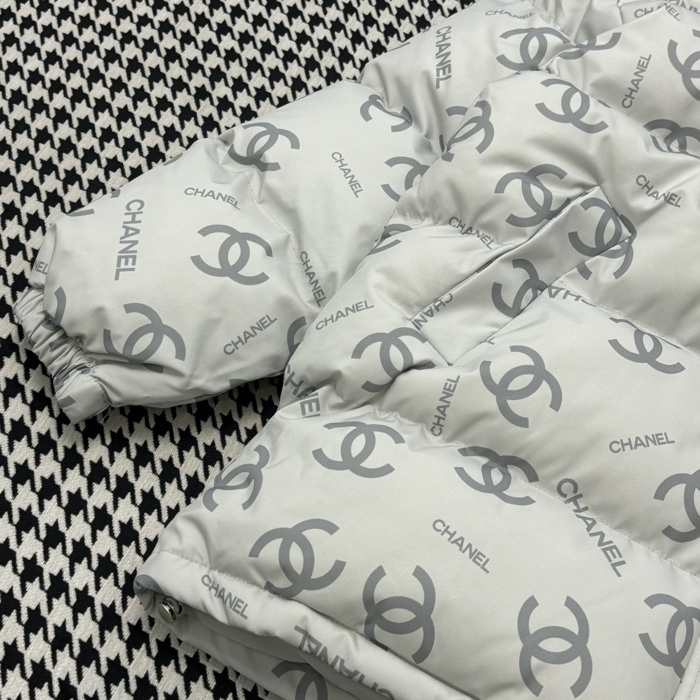 シャネル「Chanel」スタンドカラー モノグラム キルトド ジャケット