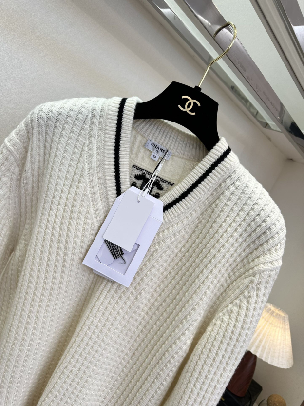 シャネル「Chanel」ブラック＆ホワイト Vネック カシミア ニット