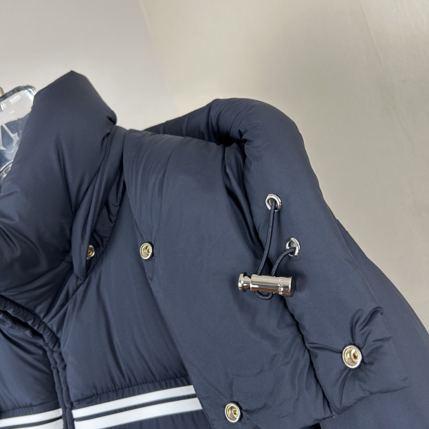 グッチ「Gucci」ストライプ プリント ダウンジャケット