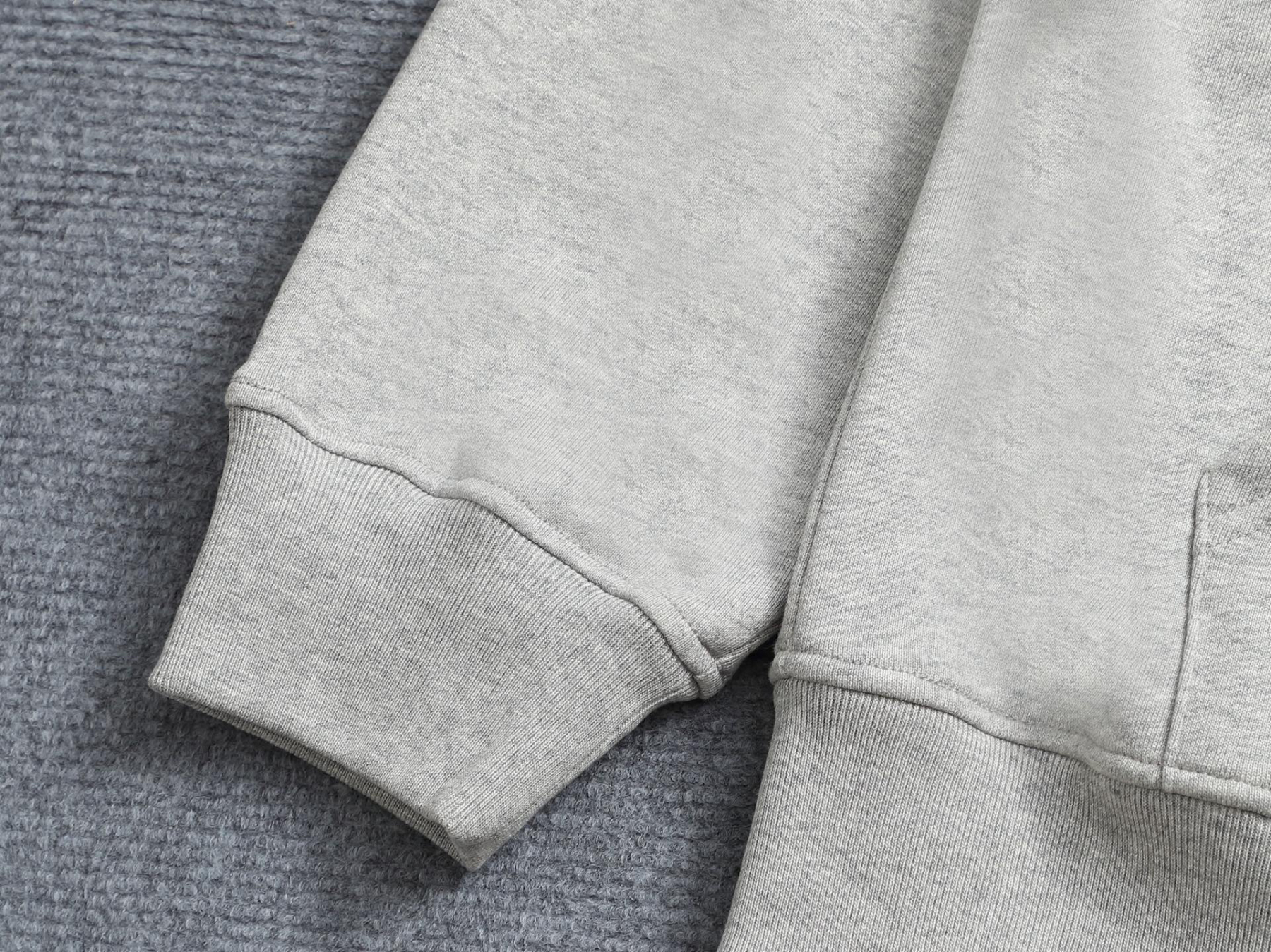 グッチ「Gucci」エンボスロゴ ヴィンテージインスパイアード スウェットシャツ