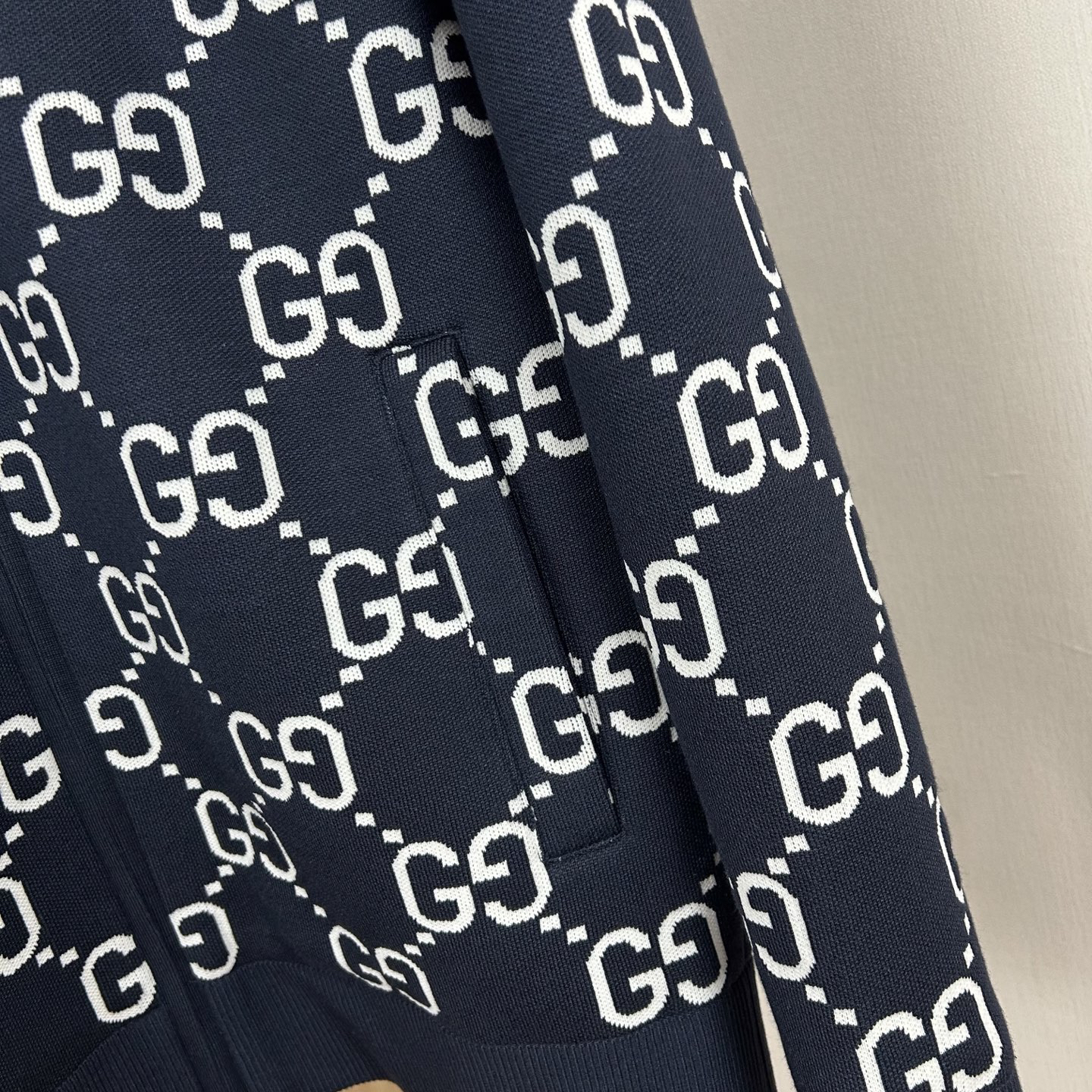 グッチ「Gucci」フルジャカードロゴ スタンドカラー ジップフロント ニットジャケット