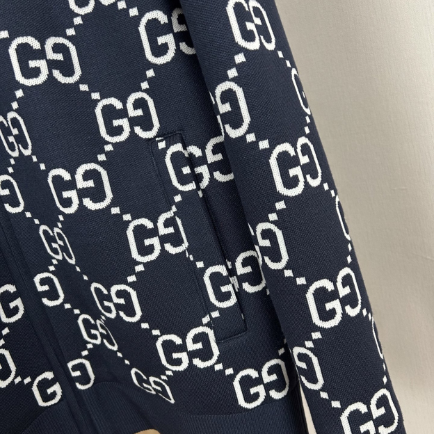 グッチ「Gucci」フルジャカードロゴ スタンドカラー ジップフロント ニットジャケット