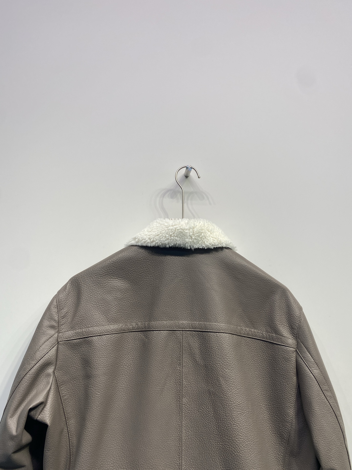 エルメス「Hermès」2025 オートン/ウィンター レザー ジャケット イン エトウープ