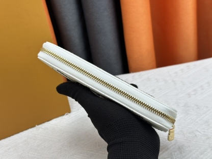 ルイ・ヴィトン ジッピー･ウォレット「エンボス 刺繍」